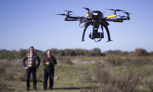 Técnicos vuelan un dron. 