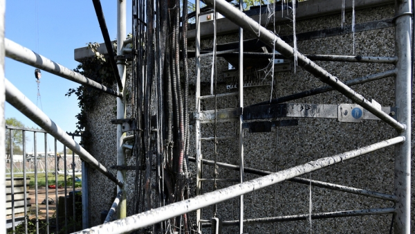 El cableado de una antena de transmisión celular dañado en Nuenen, Países Bajos, 11 de abril de 2020.