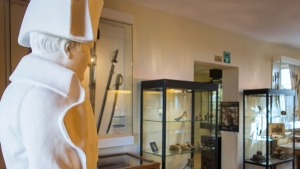 Busto y armas en Le Caillou, último cuartel general de Napoleón, museo sobre la guerra napoleónica de 1815 y la batalla de Waterloo, en Bélgica.