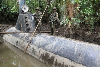 Agentes de la Marina de Colombia vigilan montan guardia sobre un submarino con 8 toneladas de cocaína a bordo y con destino a México, Timbiqui, departamento de Cauca, Colombia, 14 de febrero de 2011.
