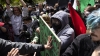 Enfrentamiento entre manifestantes propalestinos y proisraelíes en la Universidad de Chicago.