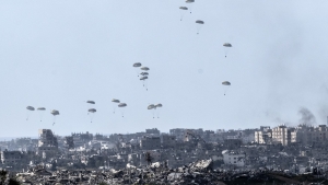 Un avión militar de carga deja caer cajas de ayuda humanitaria con paracaídas en la Franja de Gaza, el 7 de marzo de 2024