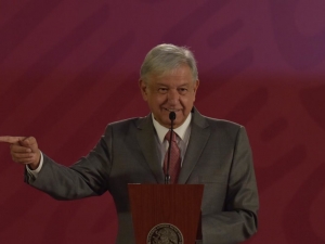 El presidente criticó a los diputados que anunciaron una acción de inconstitucionalidad contra la reducción de salarios pero dijo que están en su derecho.
