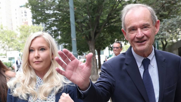 En foto, Virginia R.Giuffre antes de la audiencia extraordinaria en un tribunal de Nueva York el pasado martes 27 de agosto. En vídeo, las víctimas piden que no se cierre el juicio tras el suicidio del magnate.
