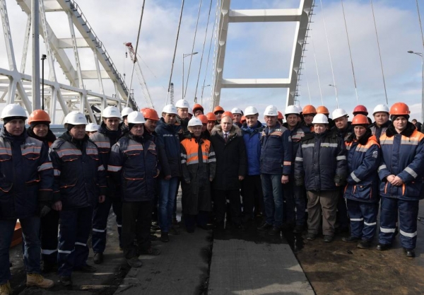 Vladimir Putin durante una visita a las obras del puente de Crimea sobre el estrecho de Kerch, el 14 de marzo de 2018. 