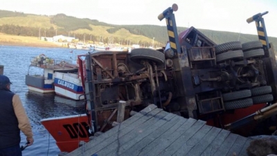 Desgracia en Chile: volcó una grúa y murió su operador