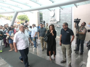 Visiblemente molesto e indignado, Alfaro hace un llamado a las autoridades para que realicen una investigación.