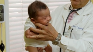 El doctor Robert Hamilton asegura que utiliza desde hace décadas una técnica especial que consigue calmar el llanto de los bebés en segundos.