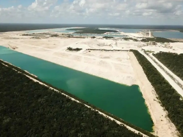 l presidente Andrés Manuel López Obrador emplazó a la empresa Calica a dar respuesta ya al ofrecimiento gubernamental de adquirir los terrenos en donde opera en Quintana Roo. 