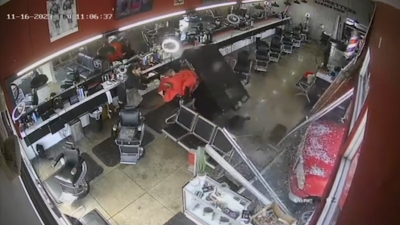 Vehículo se estrella contra barbería en Hollywood mientras un cliente se libra por poco de ser aplastado