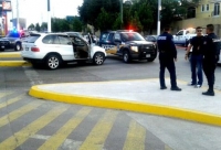 El ingreso y salida del centro comercial hacia la avenida Acueducto quedó cercado por los policías