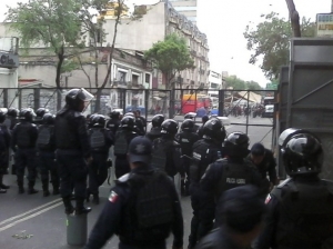 Policías federales repliegan a integrantes del Frente Auténtico Campesino que intentaban derribar la valla metálica