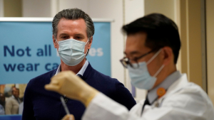 El gobernador Gavin Newsom observa cómo se prepara la vacunación en el Centro Médico Kaiser Permanente Los Angeles, California, EE.UU. , el 14 de diciembre de 2020