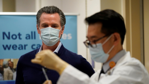 El gobernador Gavin Newsom observa cómo se prepara la vacunación en el Centro Médico Kaiser Permanente Los Angeles, California, EE.UU. , el 14 de diciembre de 2020