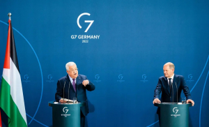 El presidente de la Autoridad Palestina Mahmoud Abbas y el canciller alemán Olaf Scholz en una conferencia de prensa en Berlín (16 de agosto de 2022).