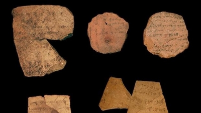 Fragmentos conocidos como ostraca encontrados en la fortaleza de la Edad de Hierro de Arad, al sur de Israel