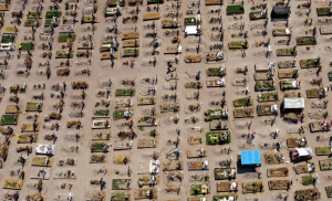 Vista de tumbas en el Panteón de Valle de Chalco, Estado de México, el 26 de marzo de 2021,