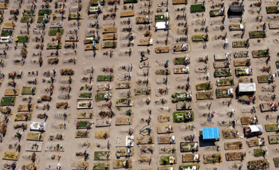Vista de tumbas en el Panteón de Valle de Chalco, Estado de México, el 26 de marzo de 2021,