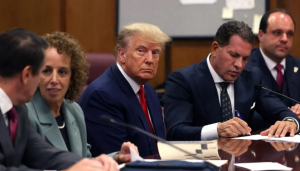 El expresidente Donald Trump durante la audiencia en una corte de Manhattan.