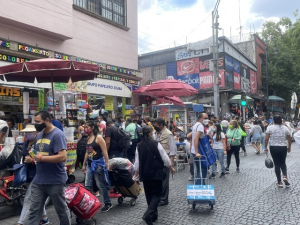 Personas caminan por calles del Centro Histórico de la CDMX.