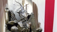 Una estatua de Baphomet, una deidad alada con cabeza de cabra que se asocia con el satanismo y el ocultismo.