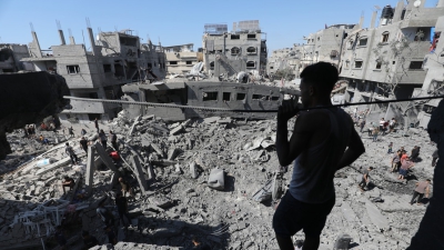 Daños en el campo de refugiados de Bureijj tras ataque israelí a un edificio en Gaza, 4 de julio de 2025
