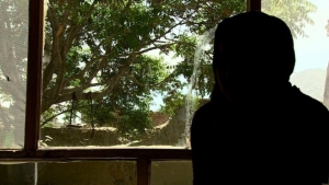 Neda, de 18 años, fue forzada a una &quot;prueba de virginidad&quot; por subirse a un coche con dos amigos.