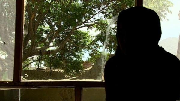Neda, de 18 años, fue forzada a una &quot;prueba de virginidad&quot; por subirse a un coche con dos amigos.