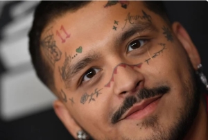 Nodal se atrevió a firmar un nuevo contrato con Sony pese a que su relación con Universal se mantenía vigente.