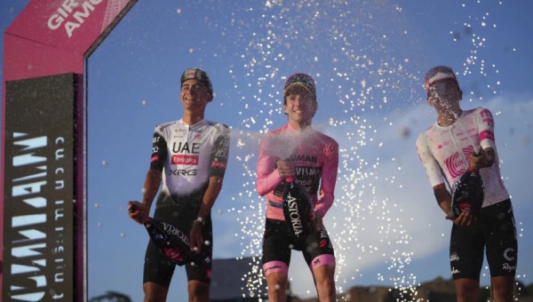 Isaac del Toro (i), Simon Yates (c) y Richard Carapaz (d) celebran en el podio tras concluir el Giro de Italia.