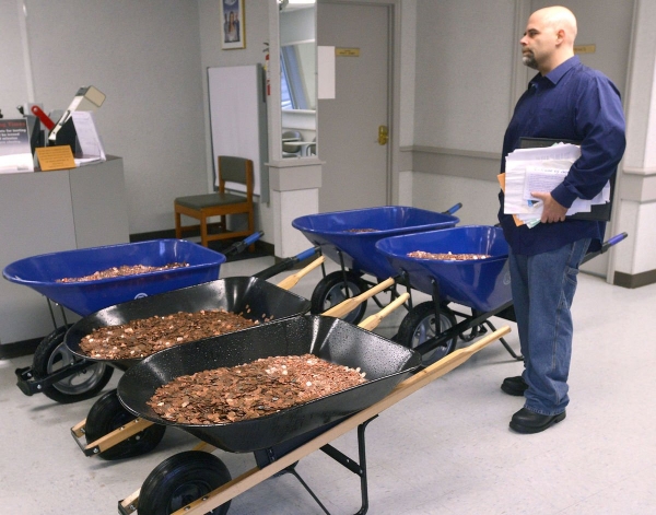 Un ciudadano de EEUU se venga de funcionarios obligándolos a contar cinco carretillas de monedas