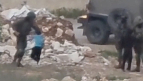 "El Ejército más depravado": soldados israelíes agreden a un niño palestino