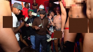 Mujeres desnudas, amigos y dólares por todos lados: así son las caóticas fiestas de Mayweather