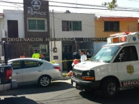 Un sujeto ingresa al área de atención y se dirige hacia el paciente que era atendido para dispararle.