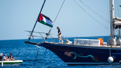 La activista climática Greta Thunberg a bordo del barco Madleen antes de zarpar hacia Gaza junto con activistas de la Coalición Flotilla de la Libertad, el 1 de junio de 2025.
