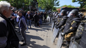 Soldados de la KFOR vigilan un edificio municipal en la ciudad de Zvecan, en el norte de Kosovo, el lunes 29 de mayo de 2023.