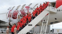 El plantel del Arsenal subiendo al avión del club