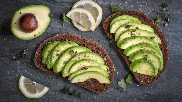 El aguacate con el pan integral es un combinación perfecta para perder barriga.