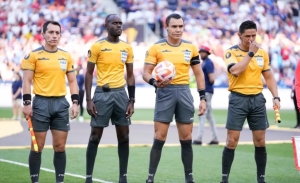 Espinosa (Derecha con el banderín) no pudo terminar el encuentro.