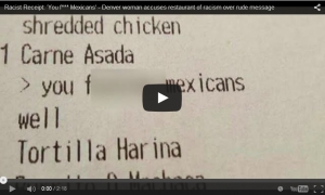 Mesera estadounidense escribe comentario racista en ticket de consumo de familia mexicana (VIDEO