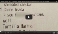 Mesera estadounidense escribe comentario racista en ticket de consumo de familia mexicana (VIDEO
