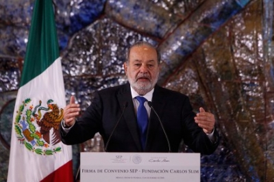 Slim durante la firma de un convenio de su fundación con la SEP.