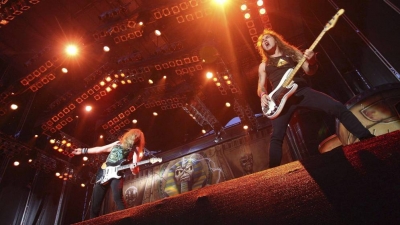 Steve Harris (d), bajista y líder de Iron Maiden en acción.