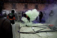Policías tratan de replegar a integrantes de colectivas frente a las vallas colocadas frente a Palacio Nacional.