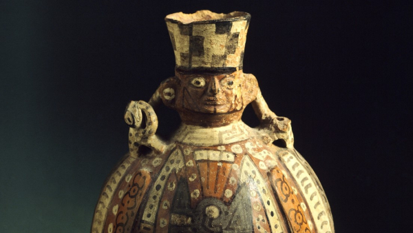 Botella policromada en estilo wari, originaria del Perú, en el Museo Prehistórico y Etnográfico Luigi Pigorini, en Roma, Italia. DeAgostini 