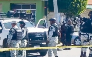 Miembros del crimen organizado trataron de impedir la llegada de más uniformados e incendiaron vehículos en la carretera Santa Rosa-La Barca, que conecta a la metrópoli con la región Ciénega.