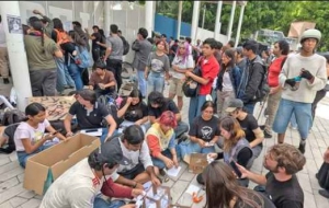 Estudiantes de distintas unidades académicas de la Universidad de Guadalajara, en Jalisco, realizaron ayer una votación para decidir si se realiza un paro general.