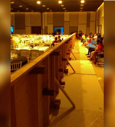 Una cerca dividió una ceremonia de graduación en Cozumel entre los que pagaron y los que no