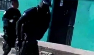 VIDEO: Seis policías huyen de unos sicarios en México y permiten una ejecución