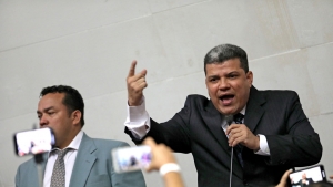 El legislador Luis Parra habla durante una ceremonia de juramentación en la Asamblea Nacional. 5 de enero de 2020.